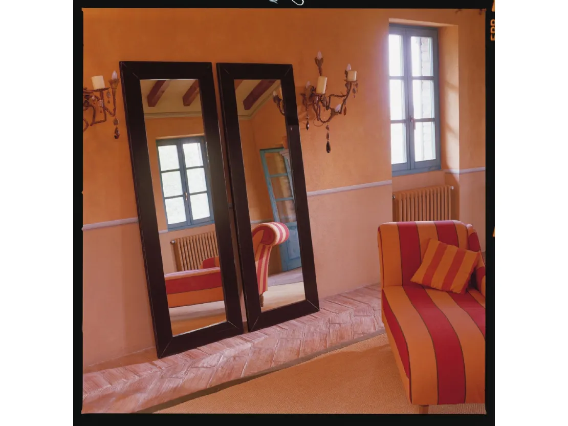 Specchio Lenia con cornice in legno laccato finitura argento di Tonin Casa