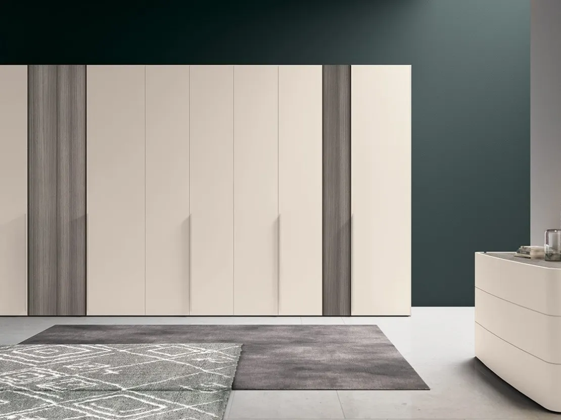 Armadio con ante battenti Vitalyty Solid e Style in laccato opaco Mandorla e melaminico Eucalipto Argento di Colombini Casa