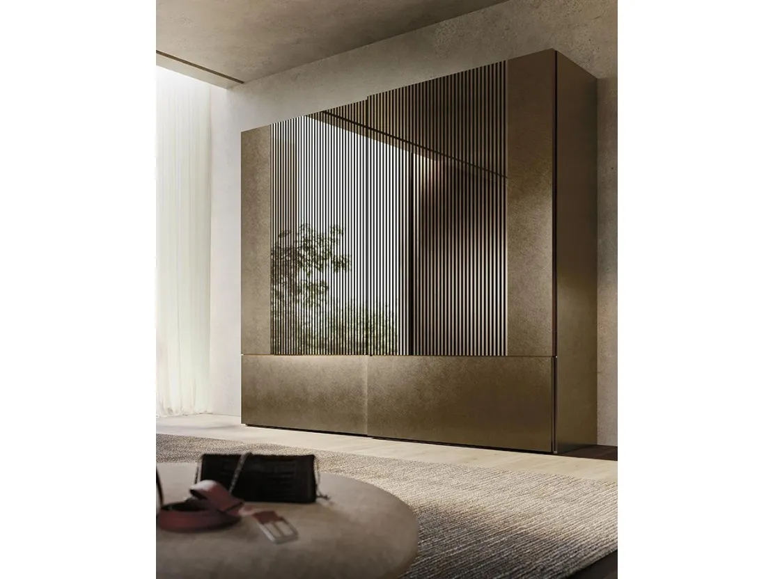 Armadio con ante scorrevoli in laccato ottone e specchio centrale Comp N28 di Mobilgam
