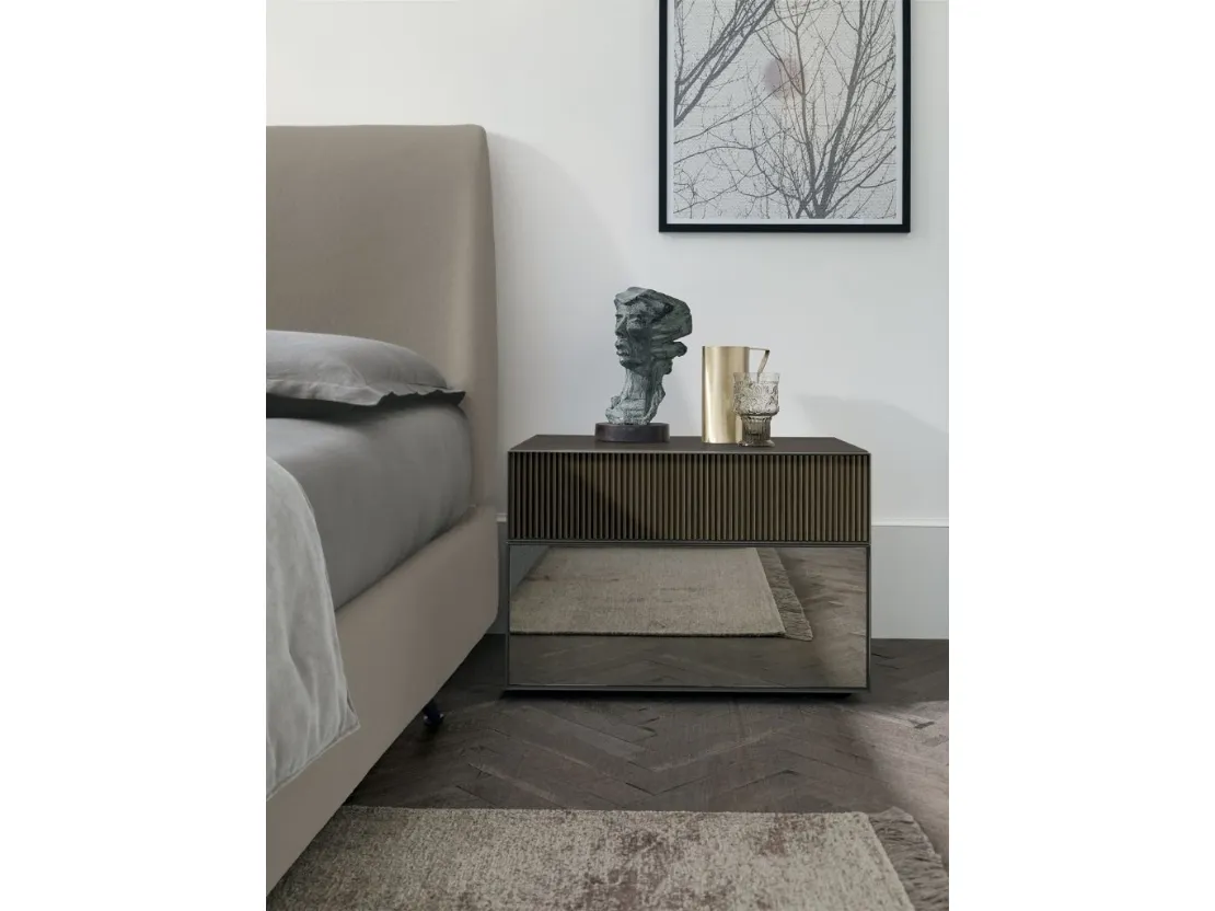 Comodino Vinci in rovere e specchio di Tomasella