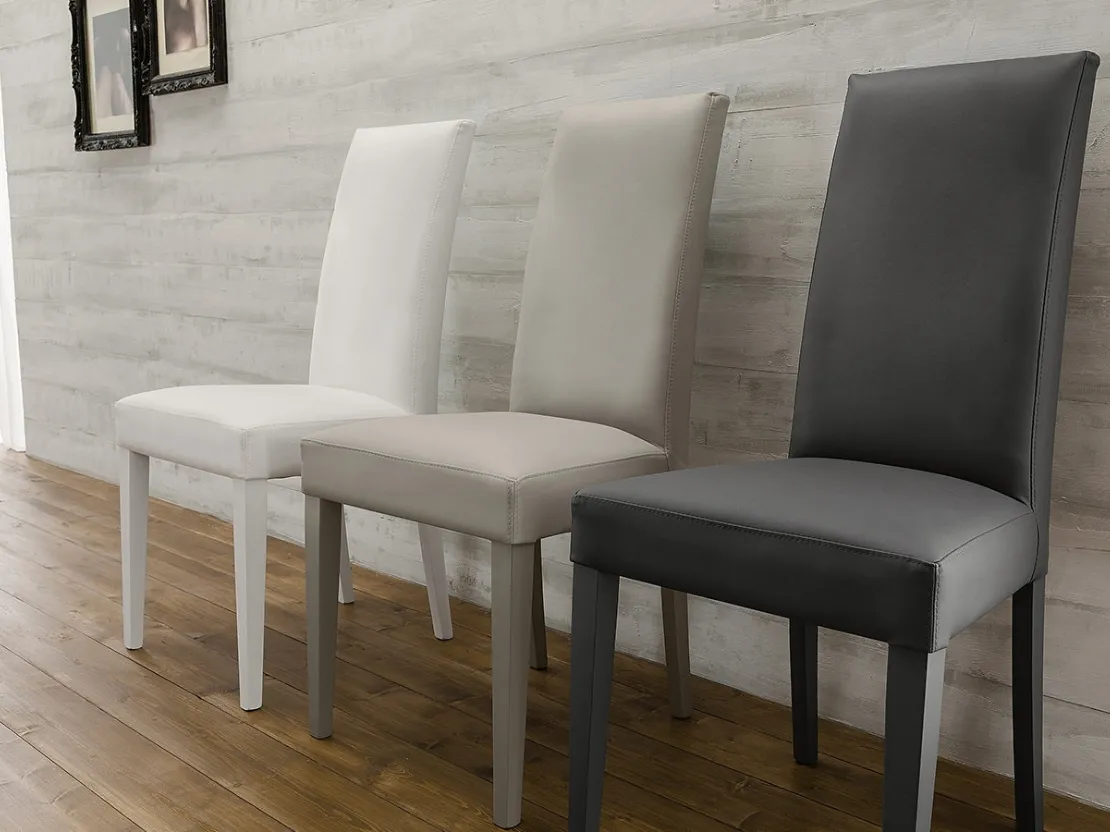 Sedia Carmen con seduta imbottita e rivestita in ecopelle e struttura in legno laccato di Arredo3