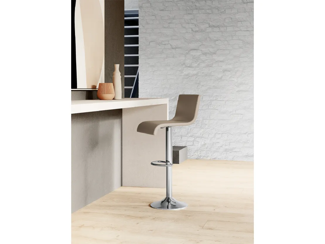 Sgabello regolabile Ermes con seduta rivestita in ecopelle di Arredo3