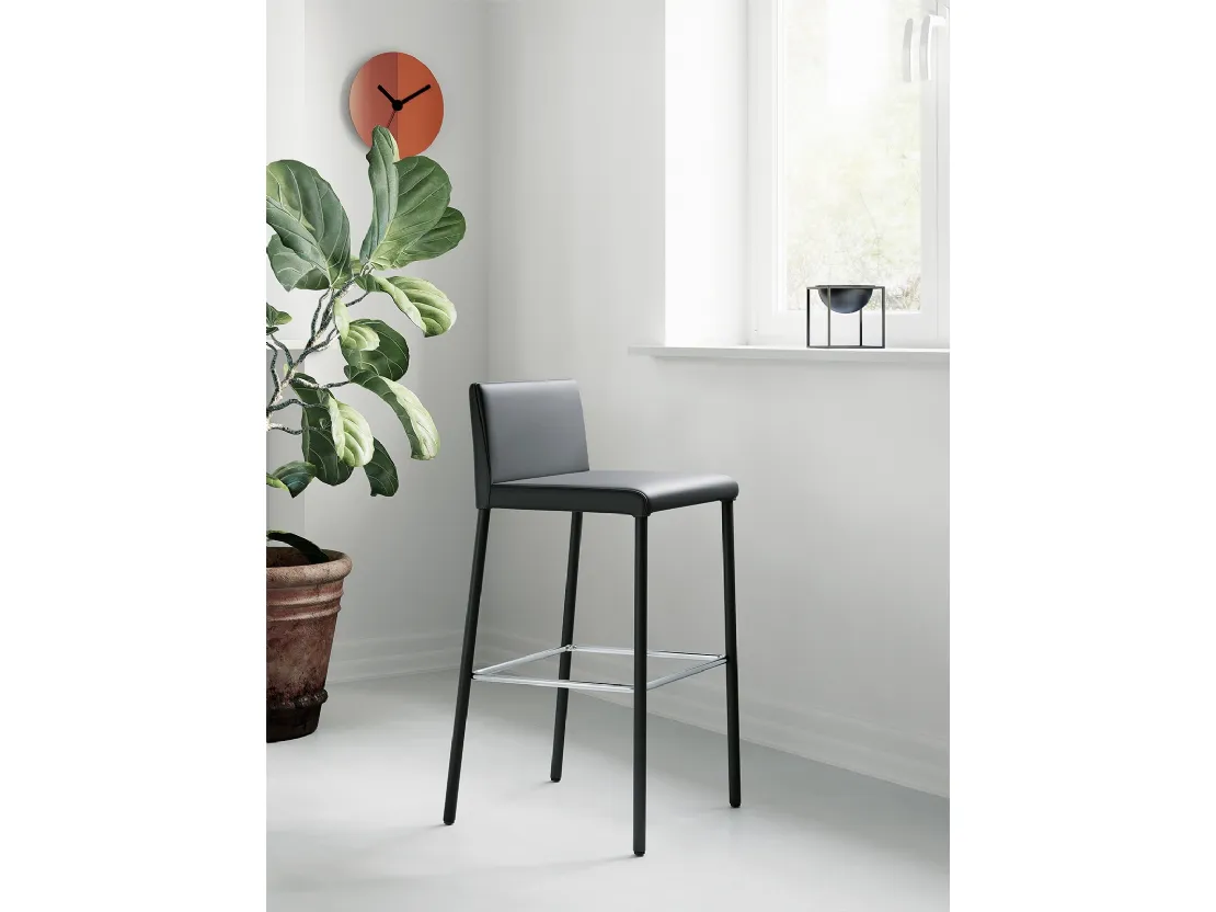 Sgabello Giulia con struttura in metallo completamente rivestita in ecopelle di Arredo3