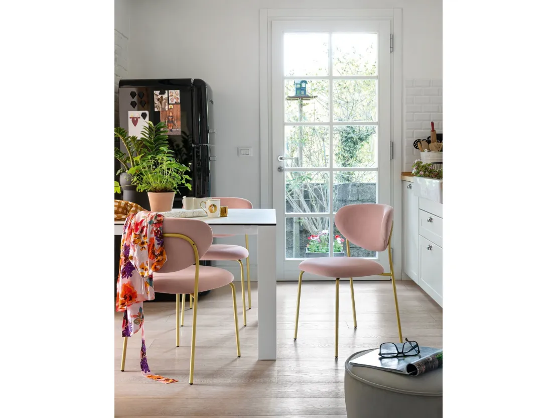 Sedia in tessuto imbottito con struttura in metallo ottone verniciato Cozy di Connubia