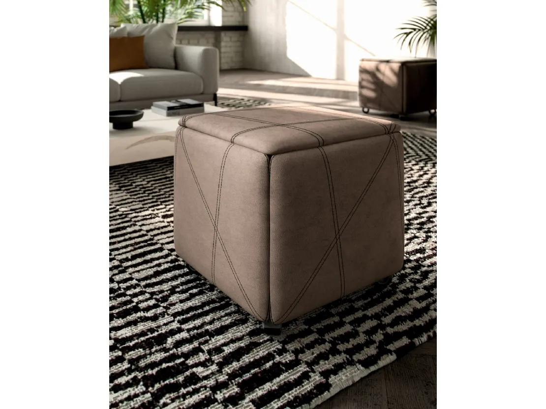 Sedia Pouf trasformabile dotata di quattro ruote per una facile movimentazione che contiene 4 sedie pieghevoli con seduta e poggia schiena imbottito Cubix di Ozzio