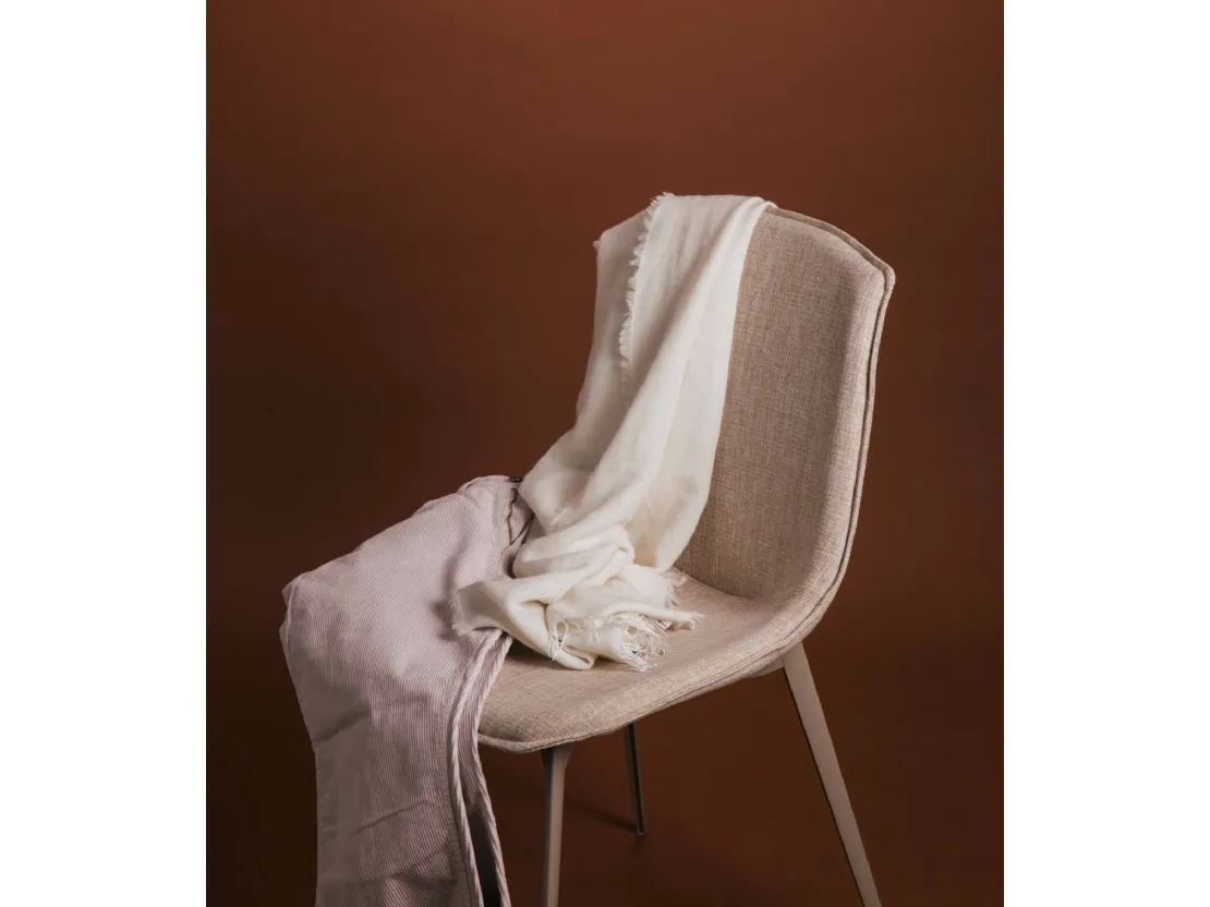 Sedia Eva 1 Soft in tessuto imbottito con gambe in alluminio di Pointhouse