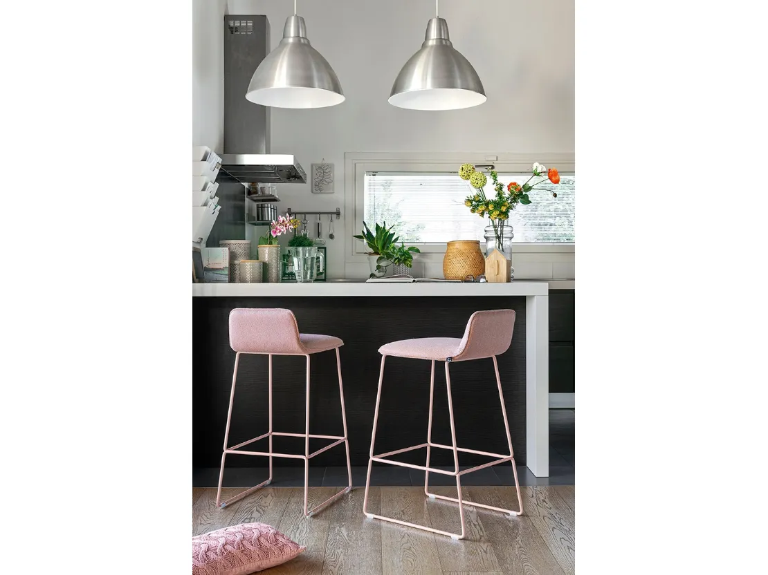 Sgabello in tessuto con struttura in metallo Riley soft di Connubia