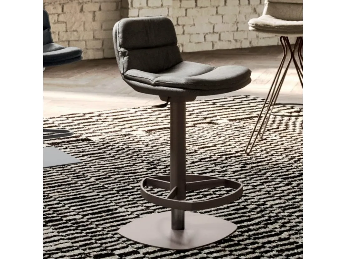 Sgabello di design con seduta imbottita e rivestita in pelle Marlon di Ozzio