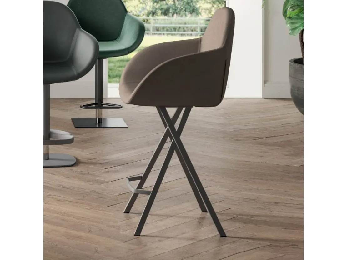 Sgabello fisso con base in metallo e seduta rivestita in ecopelle Yago di Ozzio