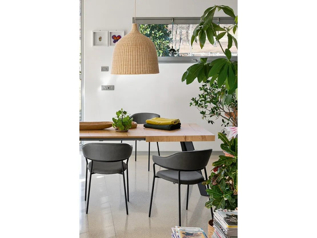 Tavolo allungabile in legno di faggio con top in nobilitato rovere naturale Bold di Connubia