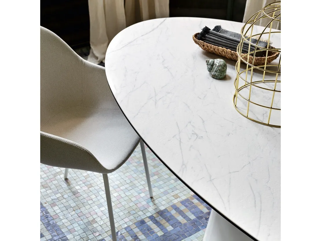 Tavolo fisso con piano ovale in ceramica e base monolitica in lamiera curvata Ellisse di Connubia