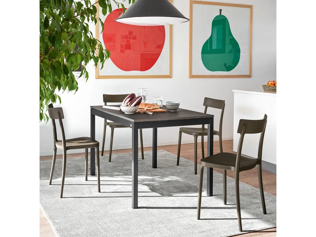 Tavolo allungabile con piano in nobilitato beton grigio e gambe in metallo grigio opaco Snap di Connubia