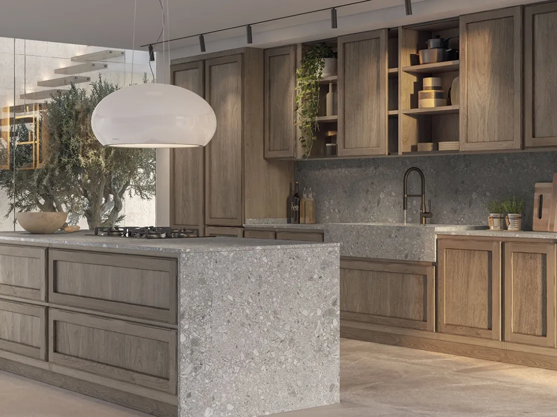 Cucina Classica con isola in legno di castagno con top in gres Giorgina Legno Brown di Zappalorto