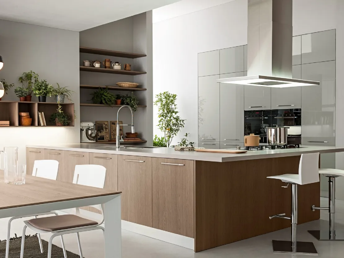 Cucina Moderna in rovere e laccato lucido con penisola Aura 04 di Mobilegno